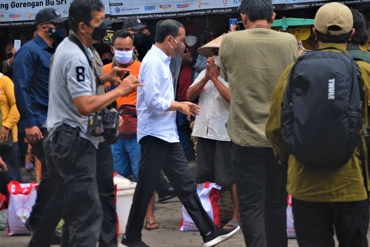 Suasana kunjungan kerja Presiden Republik Indonesia Joko Widodo di Pasar Umum Kota Purwodadi, Kabupaten Grobogan, Jawa Tengah, Rabu (5/1/2022) pagi. 