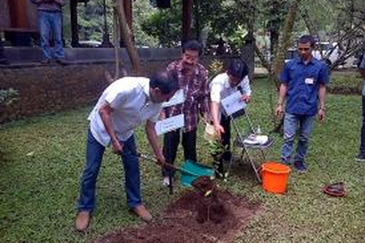 Mohamad (Bob) Hasan, di acara pelatihan budidaya tanaman obat bagi anggota Pertuni kerjasama dengan PT Industri Jamu dan Farmasi Sido Muncul di Bergas, Kabupaten Semarang, Senin (9/2/2015).