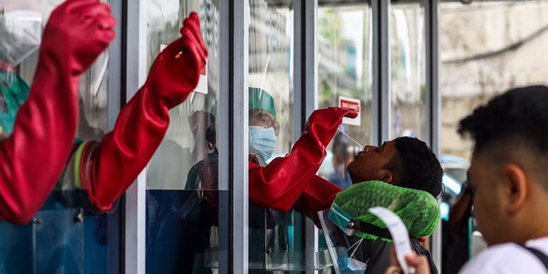 Warga menjalani tes usap atau swab test di GSI Lab (Genomik Solidaritas Indonesia Laboratorium), Cilandak, Jakarta Selatan, Senin (2/11/2020). Sebagai bentuk gotong-royong dan solidaritas untuk mempercepat penanganan COVID-19 di Indonesia, Tanoto Foundation dan Temasek Foundation International melakukan donasi bersama dengan memberikan bantuan kepada Genomik Solidaritas Indonesia (GSI Lab) berupa instrumen PCR, reagent kit dan bahan habis pakai untuk pemeriksaan PCR.