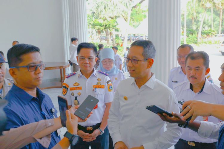 Penjabat (Pj.) Gubernur Provinsi Jakarta Heru Budi sedang memberikan keterangan kepada rekan-rekan wartawan di Balai Kota, Jakarta Pusat. 