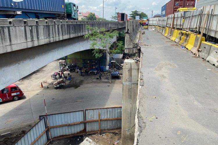 Jembatan Cilincing Marunda, Jakarta Utara patah sejak 26 Desember 2022 lalu. Kini, Dinas Bina Marga Provinsi DKI Jakarta tengah memulai perbaikan pada jembatan tersebut. 