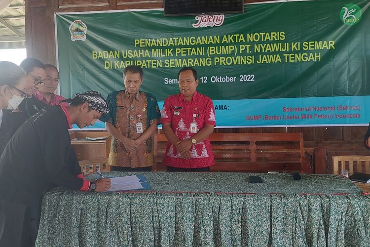 Penandatanganan akta pembentukan BUMP Nyawiji Ki Semar dilakukan petani di Kabupaten Semarang