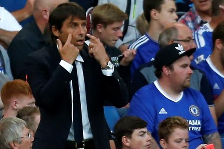 Ekspresi Manajer Chelsea, Antonio Conte, saat timnya melawan West Ham United pada partai Premier League di Stadion Stamford Bridge, Senin (15/8/2016).