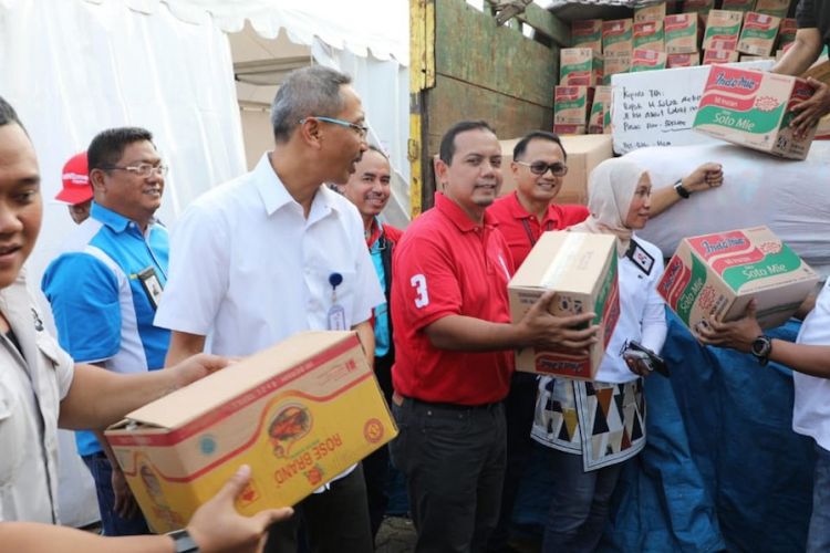 PGS Direktur Utama Telkom Abdus Somad Arief (ketiga dari kiri) didampingi Direktur Consumer Service Telkom Siti Choiriana (kedua dari kanan) beserta EVP Telkom Regional II Area Jakarta, Banten, Bogor, Tangerang, Bekasi (Jababotabek) Teuku Muda Nanta (keempat dari kanan), Direktur Utama Telkom Akses Semly Saalino (ketiga dari kanan) dan Deputy EVP Marketing Telkom Regional II Pontjo Suharwono (paling kanan) saat menyalurkan bantuan untuk warga terdampak bencana tsunami di Banten, Kamis (27/12). 