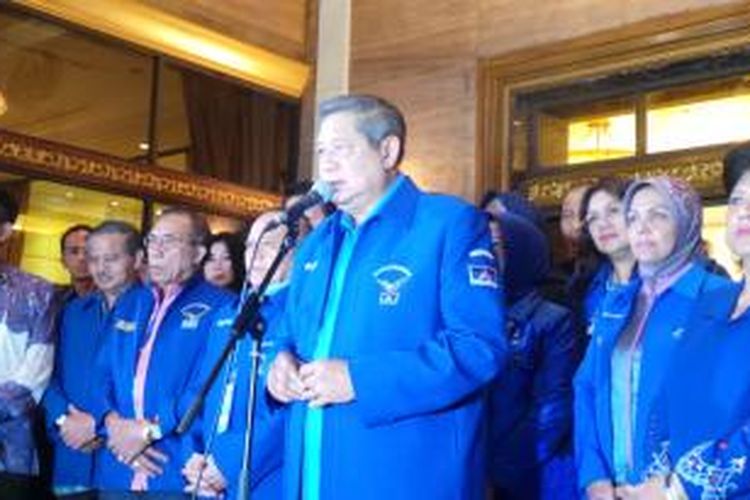Ketua Umum Partai Demokrat Susilo Bambang Yudhoyono usai melakukan konsolidasi dengan kader Partai Demokrat, di Hotel Sultan, Jakarta, Selasa (30/9/2014).