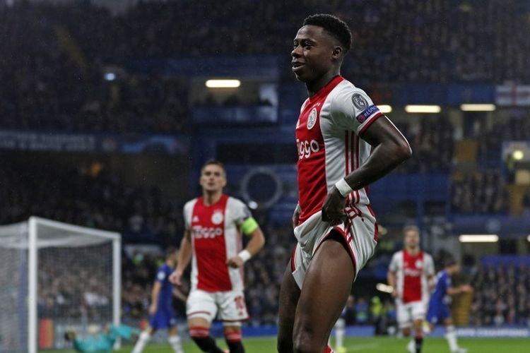 Quincy Promes merayakan golnya pada pertandingan Chelsea vs Ajax Amsterdam dalam lanjutan Liga Champions di Stadion Stamford Bridge, 5 November 2019. 