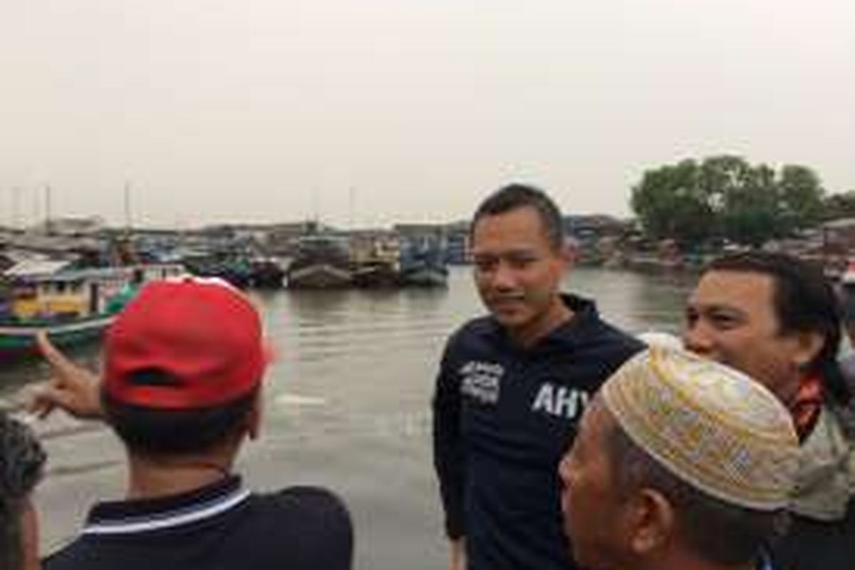 Calon gubernur DKI Jakarta, Agus Harimurti Yudhoyono, menyebut kondisi permukiman nelayan Kalibaru cukup memprihatinkan.   Pendapat ini diberikan usai Agus blusukan di permukiman, pelabuhan dan tempat pelelangan ikan (TPI) Kalibaru, Jakarta Utara, Jumat (11/11/2016).
