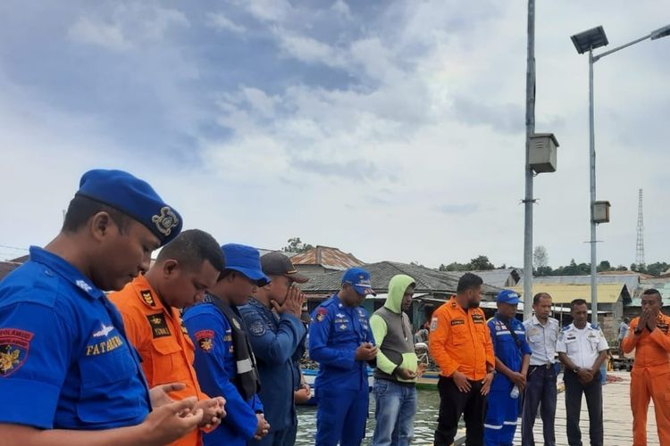 Tim SAR gabungan berdoa sebelum melakukan operasi pencarian terhadap sebuah longboat yang hilang di peraiaran Pulau Buru Maluku, Senin (3/2/2020)