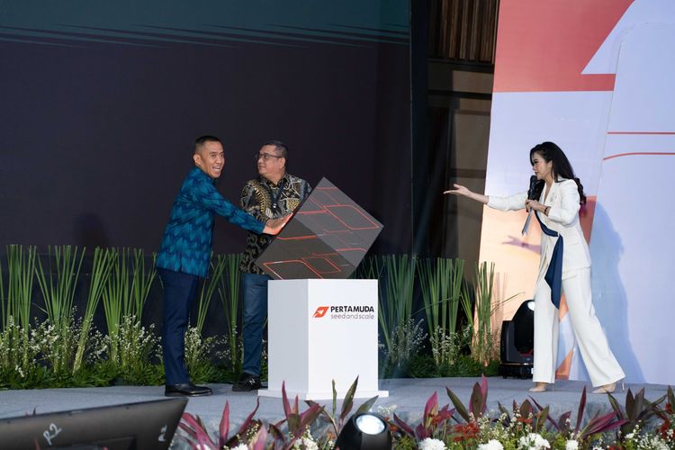 Brahmantya S Poerwadi Corporate Secretary PT Pertamina (Persero) dan Rifky Rakhman Yusuf VP Stakeholder Relations and Management PT Pertamina (Persero) saat selebrasi kick off Pertamuda Seed and Scale 2023 di Graha Pertamina.