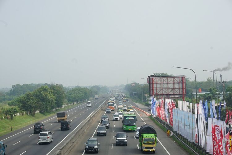 Ruas jalan tol Jakarta-Cikampek kilometer 57. Jalan tol Jakarta-Cikampek menjadi salah satu daya dukung investasi di Karawang, Jawa Barat.