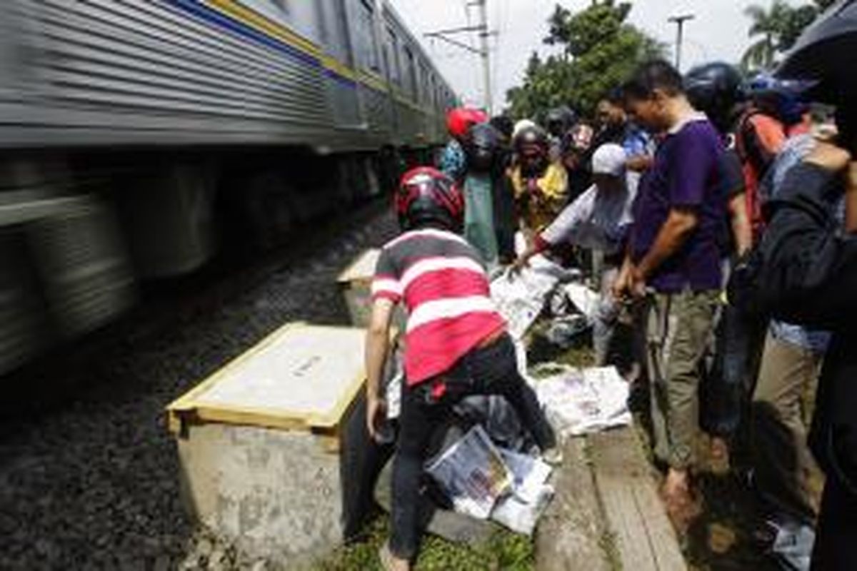 Sahat Marulitua tewas tertabrak kereta rel listrik (KRL) di pelintasan kereta Rawa Bambu, Pasar Minggu, Jakarta Selatan, Rabu (27/5/2015). Warga Duren Sawit yang bekerja sebagai kernet metromini 640 ini tertabrak saat akan menyeberangi rel kereta.