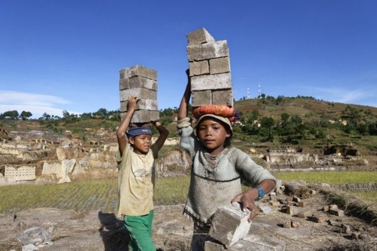 Ilustrasi pekerja anak. [Via Wikimedia Commons]