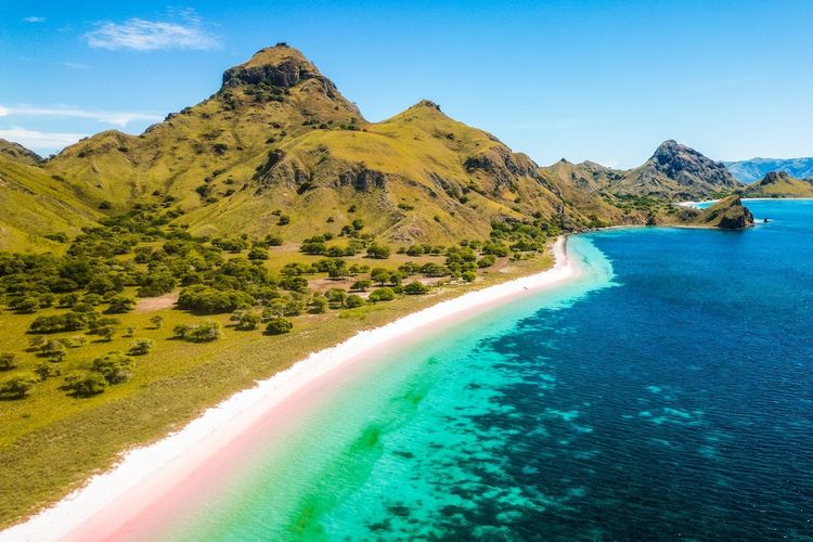 Pink Beach di Kecamatan Komodo, Kabupaten Manggarai Barat, Nusa Tenggara Timur.