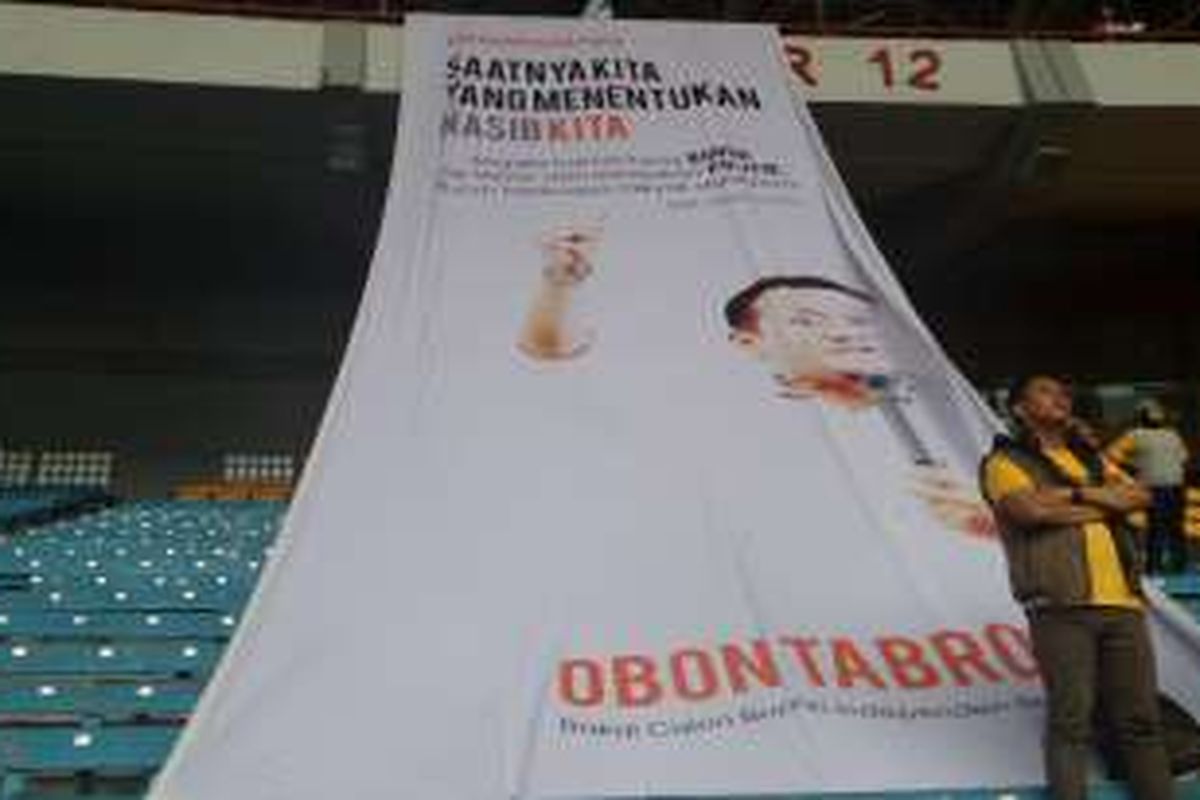 Minggu (1/5/2016), spanduk bakal calon Bupati Bekasi, Obron Tabroni terpampang di dalam dan luar Stadion Gelora Bung Karno (GBK), Senayan, meminta dukungan para buruh
