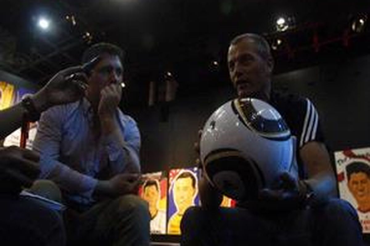 Perancang bola Jabulani, Hans-Peter Nuerberg (kanan), menjelaskan kelebihan bola Piala Dunia 2010 itu kepada Kompas.com. Dia didampingi peneliti bola tersebut, Dr Andy Harland, dari Universitas Loughborough, Inggris.