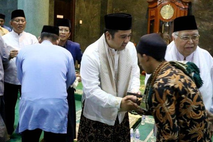 Wali Kota Tangerang, Arief R Wismansyah saat mengikuti salat Tarawih di Masjid Raya Al-Azhom, Kamis (23/3/2023). 