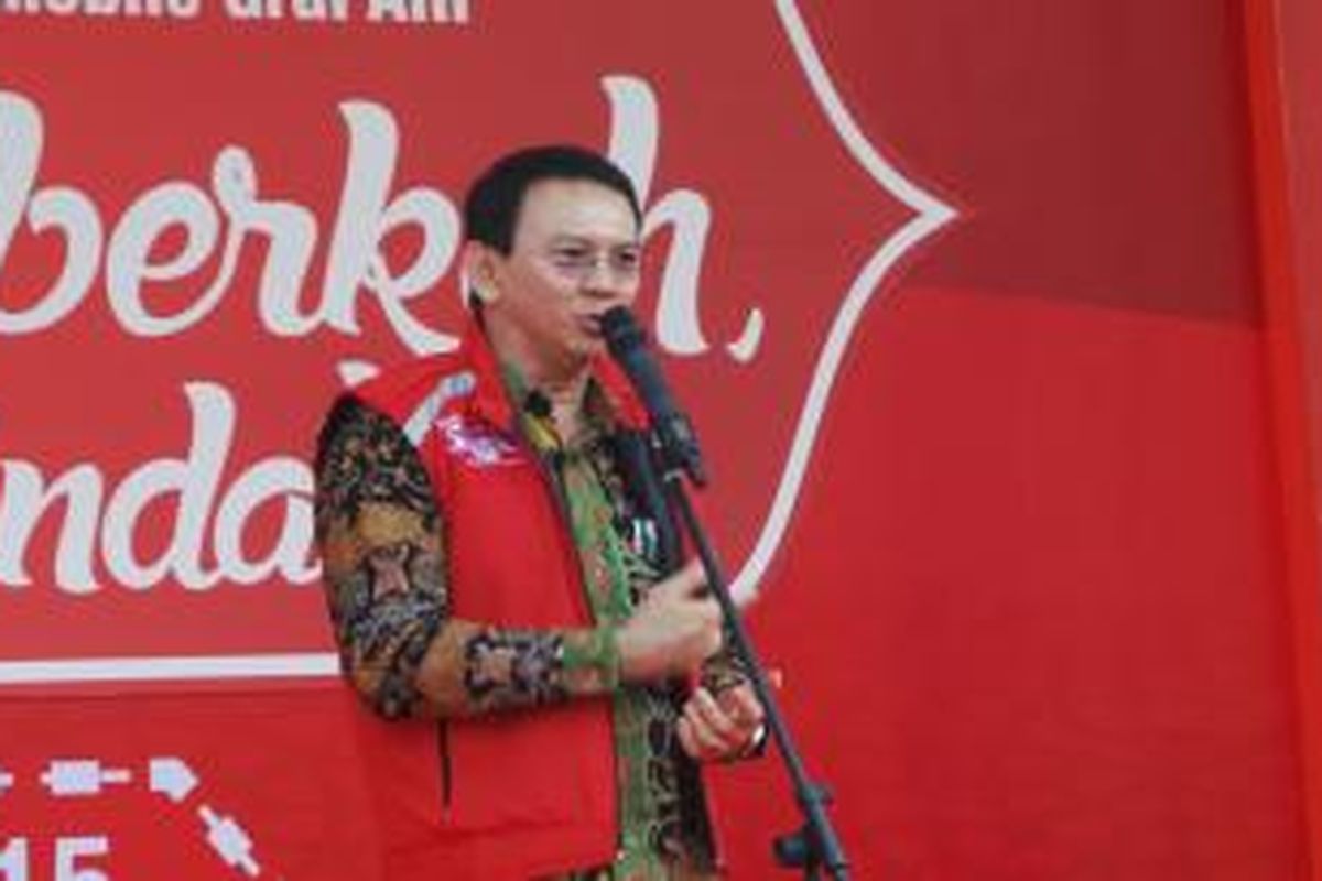 Gubernur DKI Jakarta Basuki Tjahaja Purnama melepas mudik bareng Telkomsel, di Parkir Timur Senayan, Selasa (14/7/2015). 