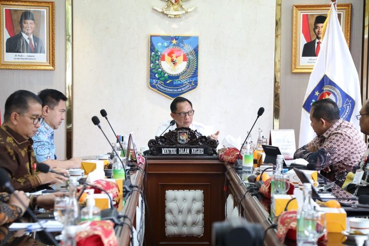 Menteri Dalam Negeri (Mendagri) Muhammad Tito Karnavian dalam Rapat Koordinasi Percepatan Realisasi APBD Tahun 2025 yang diikuti seluruh pemda secara virtual dari Kantor Pusat Kementerian Dalam Negeri (Kemendagri), Jakarta, Kamis (8/5/2025). 
