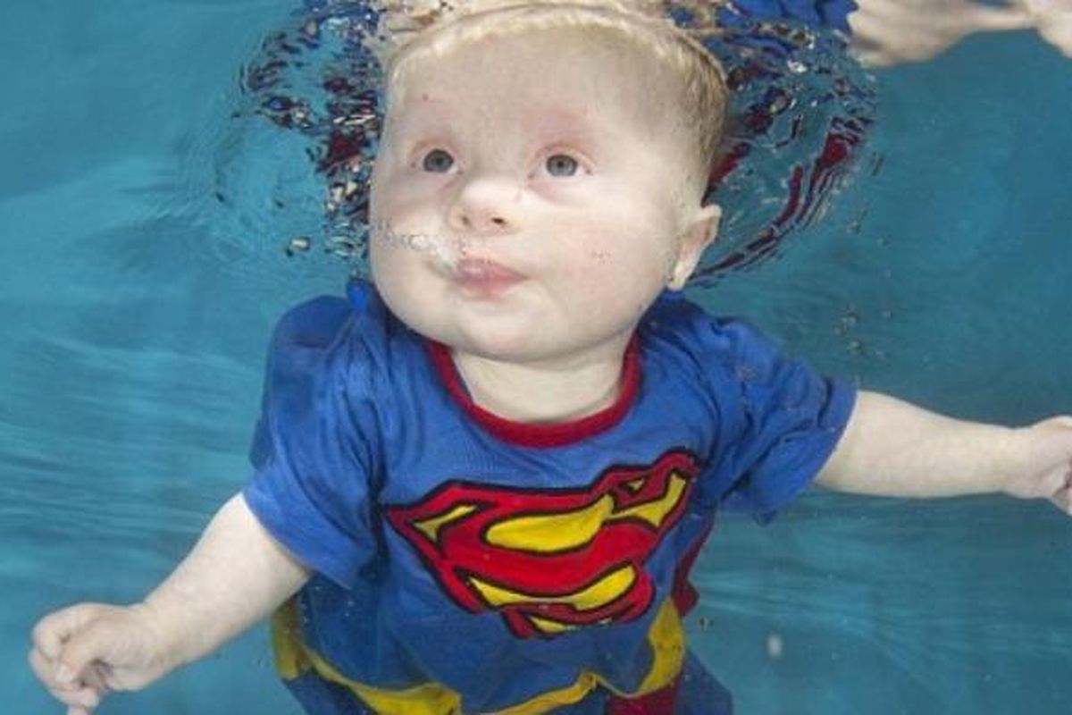 William Jones sudah belajar berenang sejak usia 7 minggu. 
