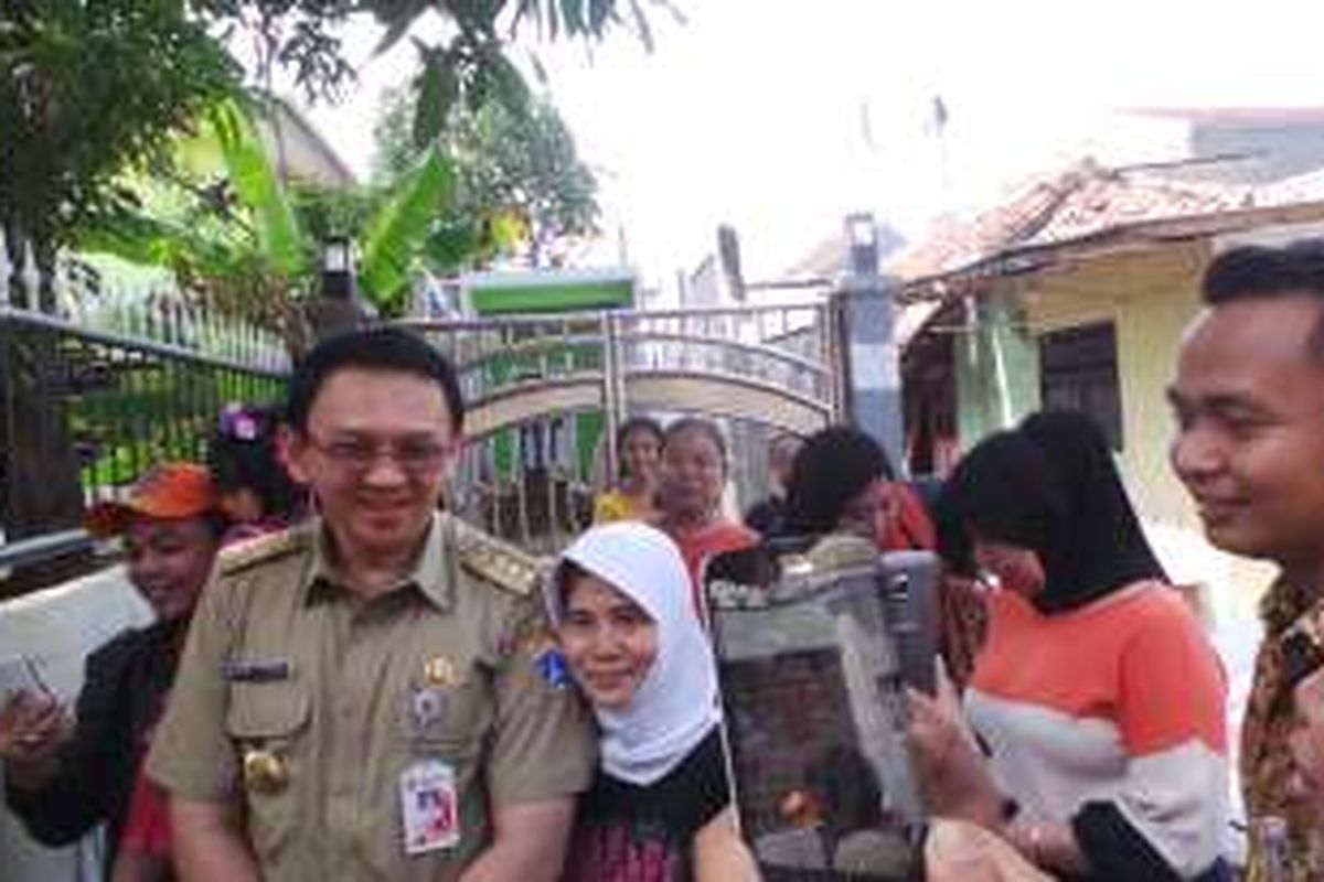 Gubernur DKI Jakarta Basuki Tjahaja Purnama saat menghampiri warga seusai peresmian sepuluh taman di Taman Jagakarsa, Selasa (9/2/2016). 