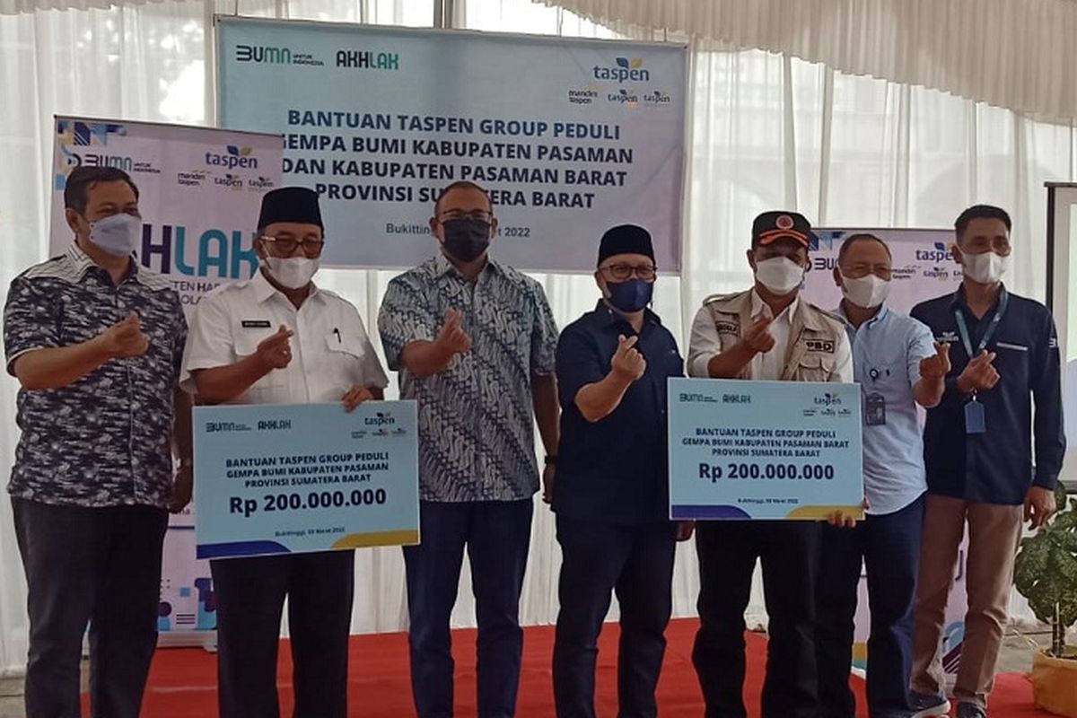 Dirut PT Taspen ANS Kosasih didampingi anggota DPR RI Andre Rosiade menyerahkan bantuan untuk korban gempa yang diterima Bupati Pasaman Benny Utama dan Sekda Pasaman Barat Hendra Putra, Rabu (9/3/2022)