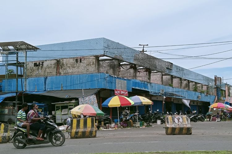 Bangunan pasar sanggeng di Kelurahan Sanggeng Distrik Manokwari Barat pasar ini juga dikenal dengan pasar tingkat. Kondisi bagian lantai atas terbakar sejak 2018 soal. Hingga kini
