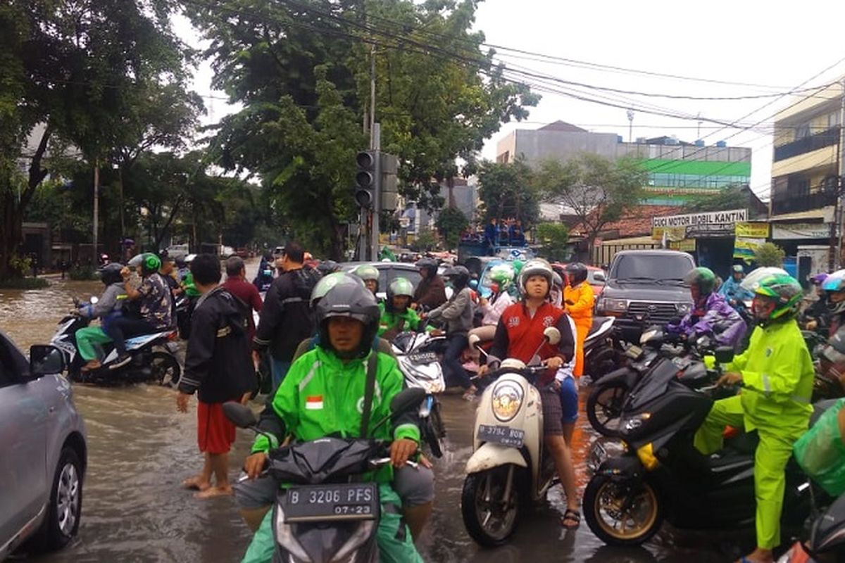 Banjir di sekitar kawasan Senen, Jakarta Pusat, Selasa (25/2/2020) menyebabkan sejumlah ruas jalan tak bisa dilalui.