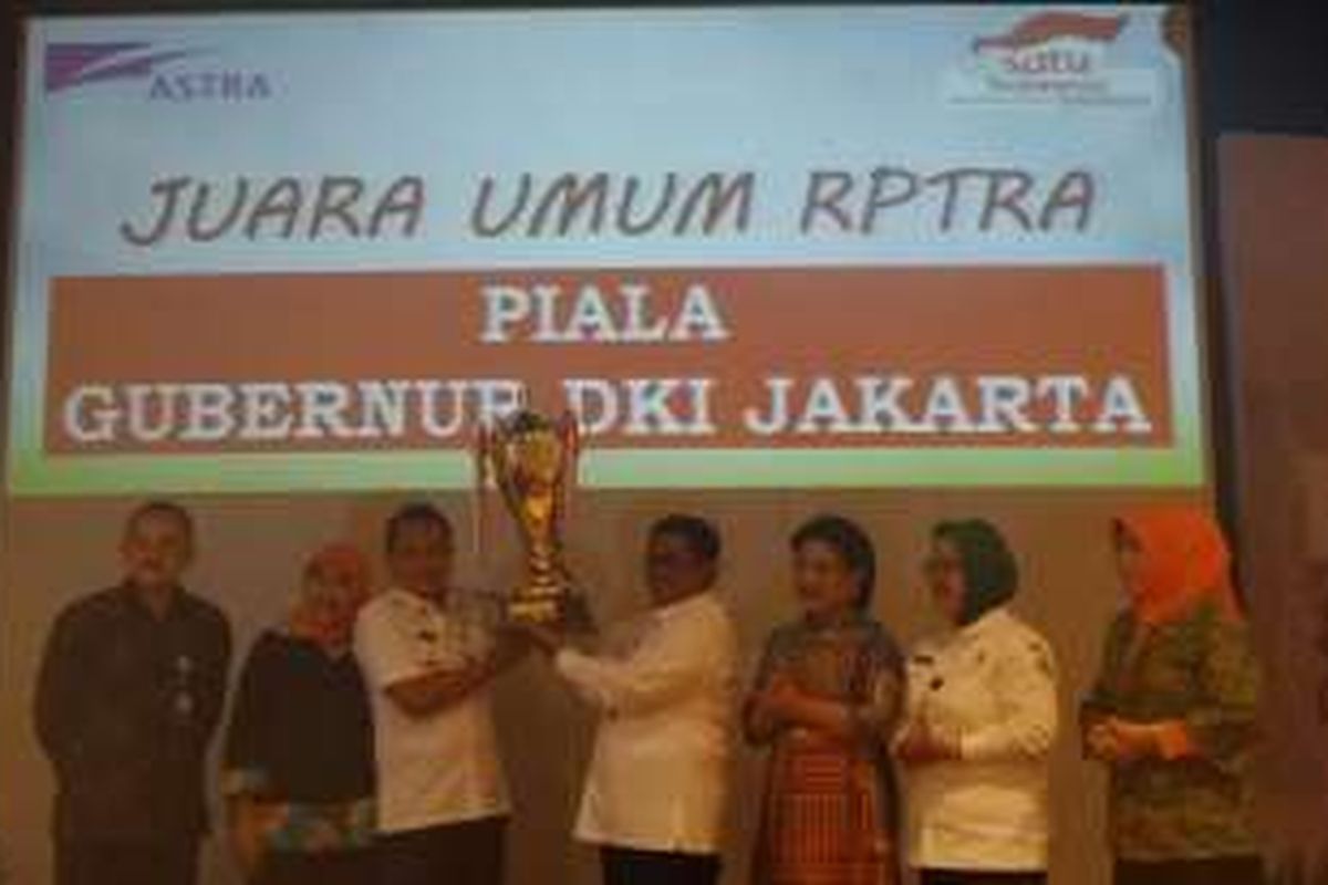 Plt Gubernur DKI Jakarta Sumarsono menyerahkan piala bergilir kepada Wali Kota Jakarta Utara Wahyu Haryadi. Wilayah Jakarta Utara menjadi juara umum dalam kompetisi Gebyar RPTRA. 