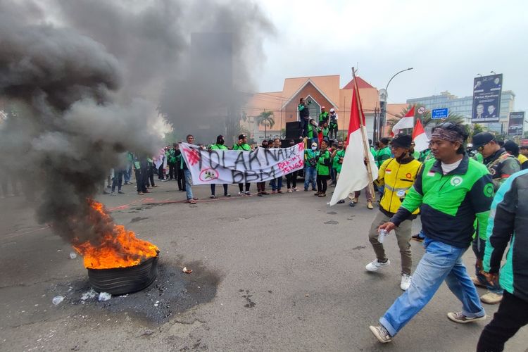 Sejumlah pengemudi atau pekerja ojek online dari berbagai perusahaan longmarch dari Jalan Tupare Kabupaten Cirebon menuju Jalan Siliwangi Kota Cirebon, Rabu (7/9/2022). Mereka menolak kenaikan BBM karena sangat memberatkan aktivitas mereka yang setiap saat di jalanan