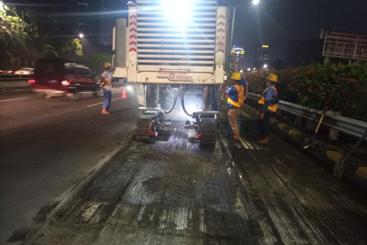 Ilustrasi PT Jasa Marga melakukan pemeliharaan Jalan Tol Jakarta Outer Ring Road (JORR) Seksi E 