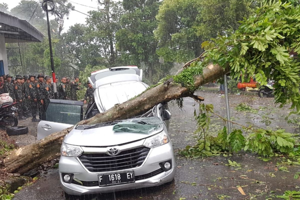 Angin puting beliung yang melanda wilayah selatan Kota Bogor, Jawa Barat, Kamis (6/12/2018) sekitar pukul 15.00 WIB, menyebabkan satu orang tewas karena mobilnya tertimpa pohon tumbang.