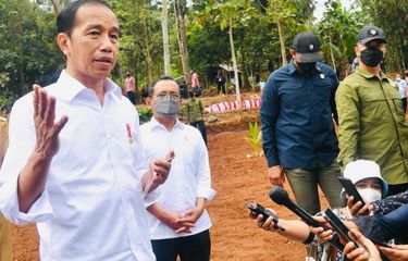 Presiden Joko Widodo memberikan keterangan pers usai meninjau penanaman pohon kelapa genjah di Kabupaten Sukoharjo, Jawa Tengah, Kamis (11/8/2022).