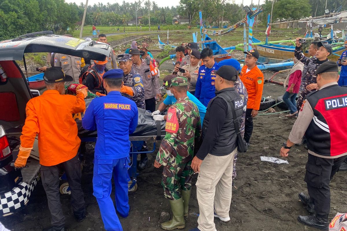 Tim SAR gabungan mengevakuasi jenazah yang ditemukan di perairan Pebuahan, Kabupaten Jembrana, Provinsi Bali, Kamis (10/7/2025).