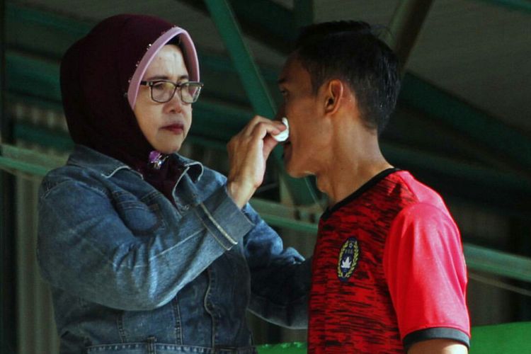 Ibu Musthofa Umarella tengah menyeka keringat putranya saat menjalani persiapan jelang Liga 1 di Rawamangun, Senin (10/4/20170)