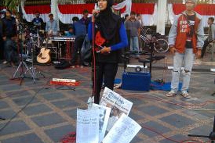 Putri pertama Wartawan Bernas Fuad Muhammad Syafrudin, Zulaikha Dita Krisna saat berbicara di depan ratusan peserta Bike to Remember Menolak Kadaluasa Kasus Udin di depan Gedung Agung Yogyakarta.