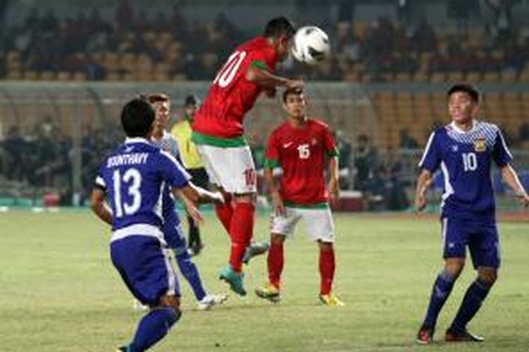 Pemain Indonesia Muchlis Hadi Ning Syaifulloh mencetak gol pertama Indonesia ke gawang Laos melalui sundulan, dalam pertandingan Piala AFC U-19 di Stadion Utama Gelora Bung Karno, Jakarta, Selasa (8/10/2013). Timnas Indonesia bersama Korea Selatan, Laos dan Filipina tergabung dalam Grup G babak penyisihan Piala AFC U-19 yang diselenggarakan di Indonesia. 