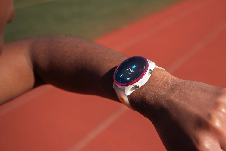 Ilustrasi mengenakan Forerunner 970 yang dilengkapi mikrofon sehingga bisa menjawab panggilan suara melalui smartwatch