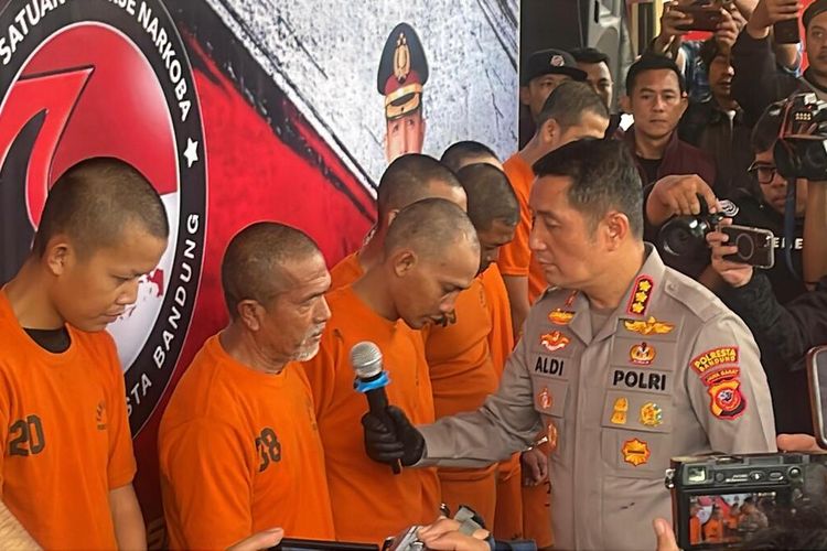 Kapolresta Bandung Kombes Pol Aldi Subartono saat melakukan gelar perkara terkait obat terlarang dan miras di Mapolresta Bandung, Jumat (31/1/2025)
