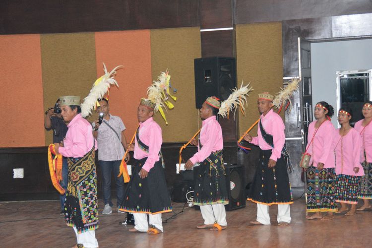 Penari Sanggar Seni Rombeng Rajong sedang memasuki gedung MCC Ruteng, Rabu (12/12/2018) untuk mementaskan tarian danding khas Rajong, Kecamatan Elar Selatan, Kabupaten Manggarai Timur, Flores, NTT.