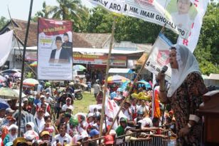 Putri Gus Dur, Yenny Wahid, menjadi salah satu juru kampanye Partai Gerindra di lapangan Kecamatan Wuluhan, Jember, Jawa Timur, Selasa (18/3/2014)