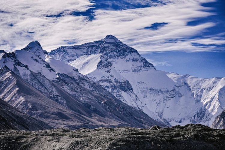 Pegunungan Himalaya yang terbentuk dari gerak konvergen dua lempeng benua