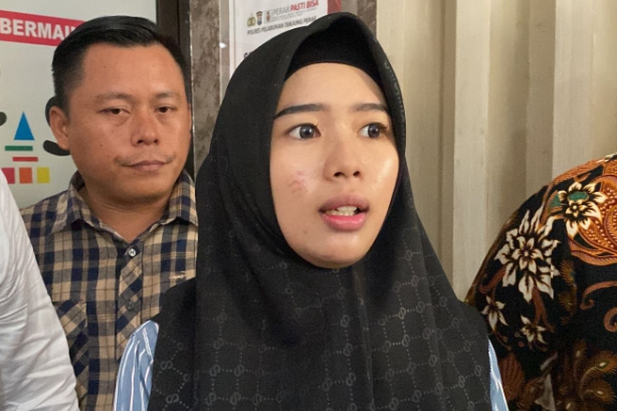 Korban penahanan ijazah, Ananda Sasmita Putri Ageng, Kamis (17/4/2025).