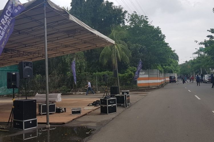 Sebuah tenda disiapkan untuk persiapan street race yang akan digelar di Ancol, Jakarta Utara, Minggu (16/1/2022).