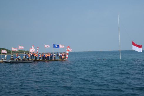 17 Anggota Pramuka Kibarkan Bendera Merah Putih di Bawah Laut