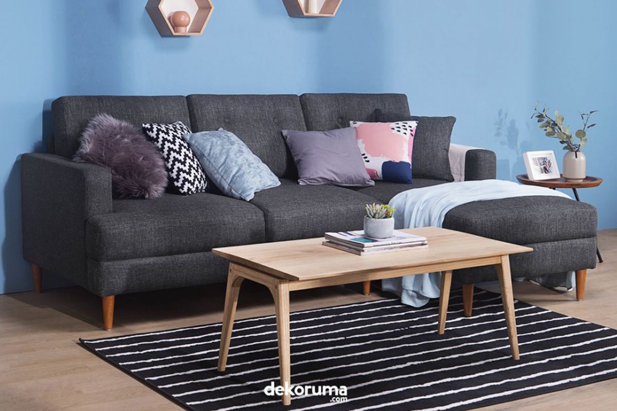 Model Sofa L sangat pas digunakan untuk ruang tamu dengan luas yang terbatas.