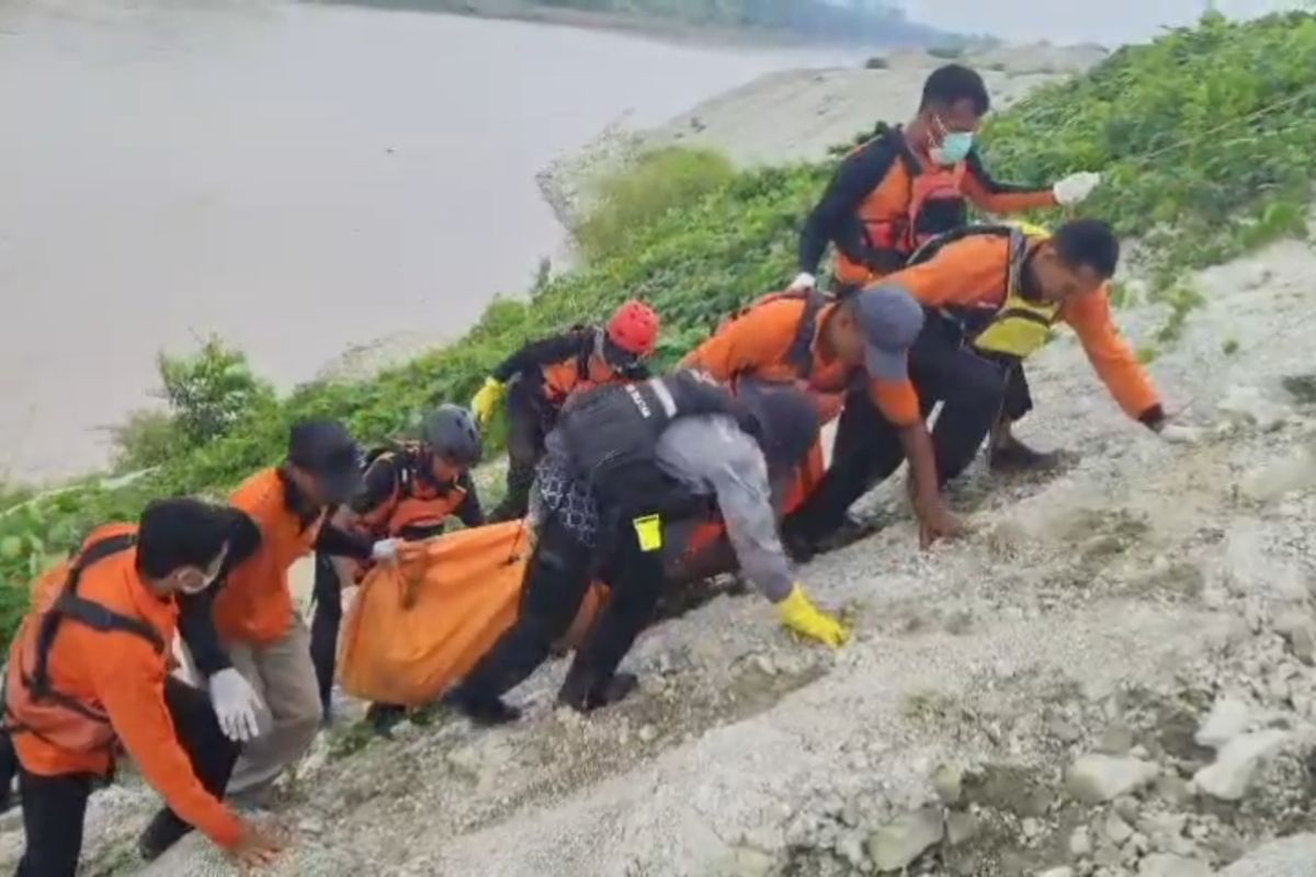EVAKUASI—Tim Gabungan Basarnas mengevakuasi jenazah Rangga Dwi Saputra (14), siswa salah satu SMPN di Kecamatan Kwadungan, Kabupaten Ngawi, Jawa Timur itu ditemukan tak bernyawa di area Bendungan Karangnongko, Kecamatan Margomulyo, Kabupaten Bojonegoro, Senin (14/4/2025). Korban sebelumnya dilaporkan hilang tenggelam di Sungai Bengawan Madiun, Kecamatan Kwadungan, Kabupate