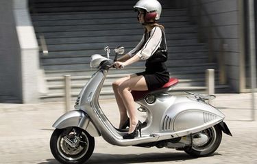 Vespa 946 Emporio Armani dan RED, Edisi Spesial, Harga Fenomenal