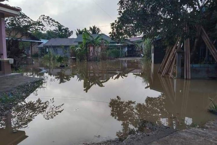 Banjir saat menggenangi beberapa desa di Kecamatan Longkali, Kabupaten Paser, Kaltim, Selasa (18/1/2022). 