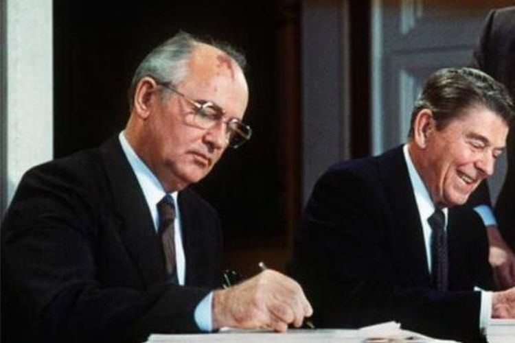 Pemimpin Uni Soviet Mikhail Gorbachev dan Presiden AS Ronald Reagan menandatangani kesepakatan pengendalian persenjataan pada 1987.