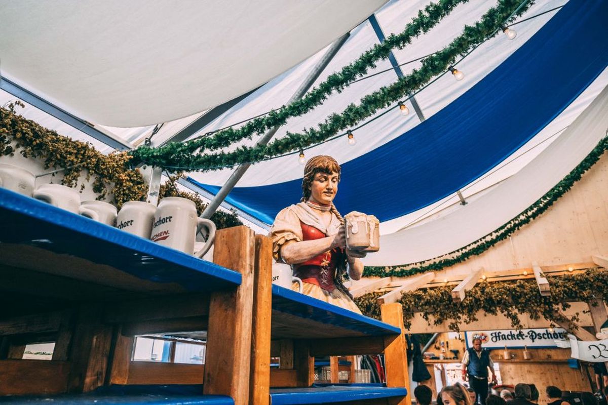 Ilustrasi suasana di Oktoberfest, Jerman.